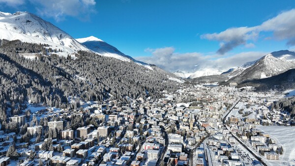 Media Name: @rwang0 @davos @wef #WEF25 #Davos Town.jpg